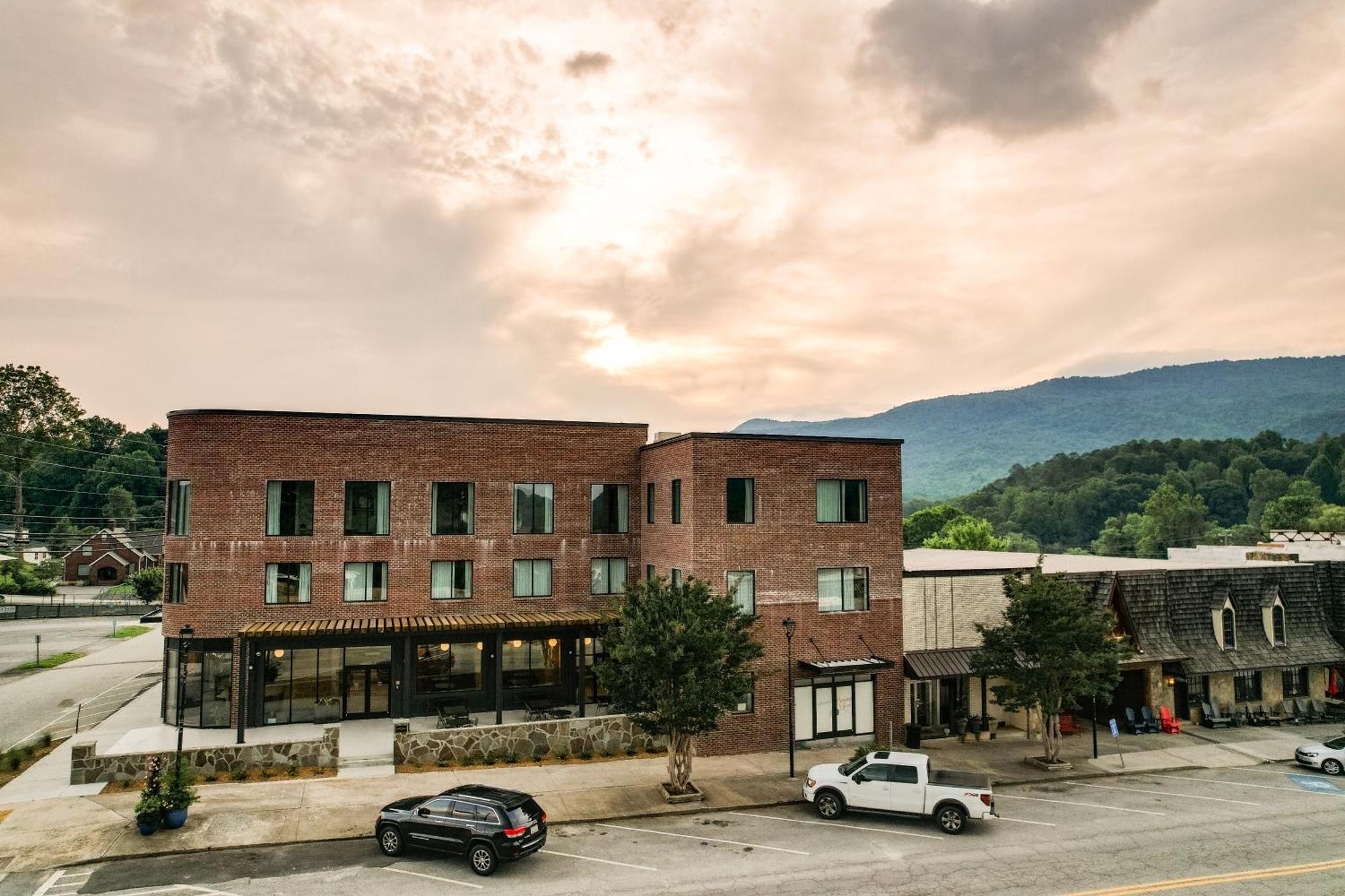 Bridge Creek Hotel *